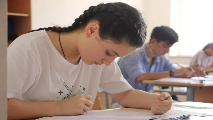 Universitetlərə qəbul balları niyə aşağı düşüb?