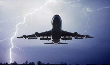 Sürixə gedən təyyarəni ildırım vurdu