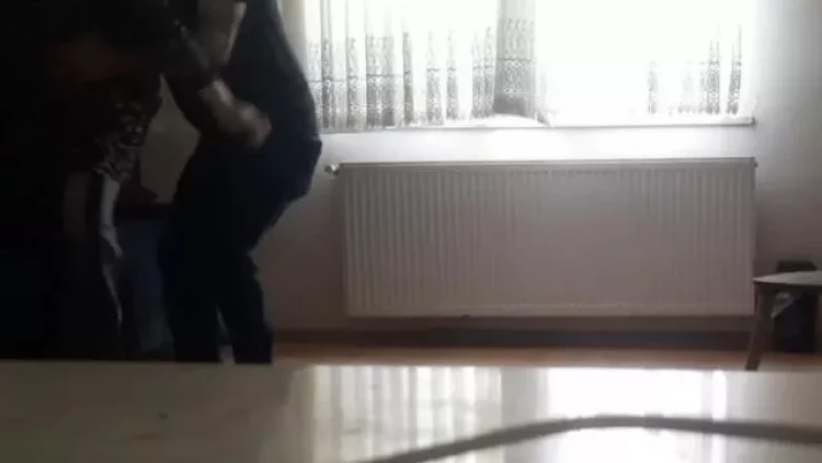 Gizli kameraya düşən görüntülər dəhşətə gətirir - Ev sahibi kirəçi qadına... - VİDEO