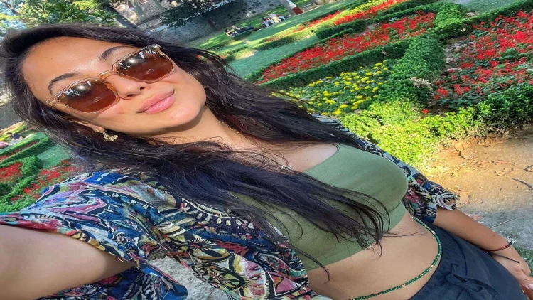 Tanınmış aktrisa güclü yağış altında hönkürdü: 