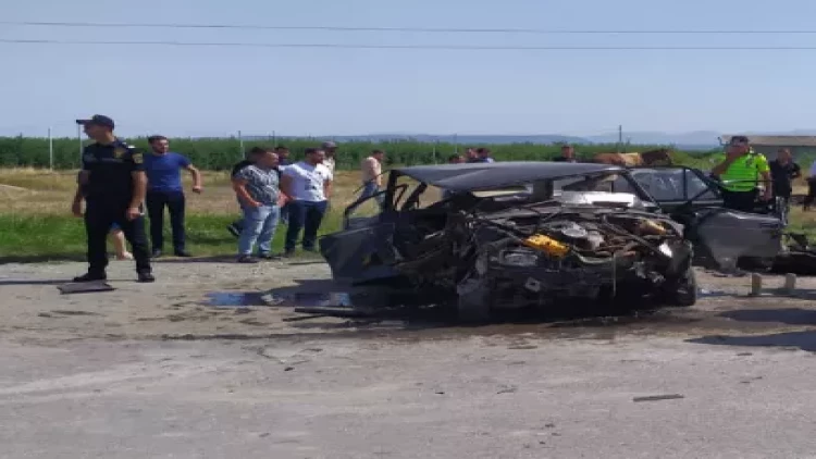 Ata-oğul maşınla bir-birini vurdu - Ölən var - YENİLƏNİB - FOTO