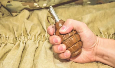 Qızlar seks oyuncağını qumbara bilib polis çağırdılar