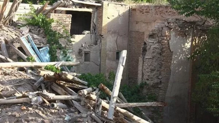 Təbrizdə tarixi bina uçdu