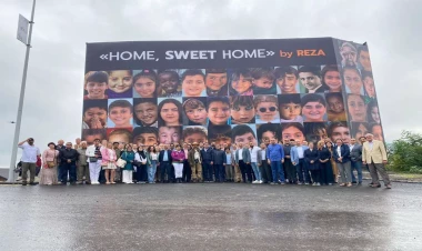 Laçında valideynləri etnik təmizləməyə məruz qalmış uşaqların şəkilləri nümayiş olunub - FOTO