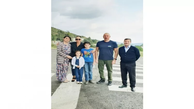 Balaca qız Prezident və xanımını evlərinə dəvət etdi - FOTO