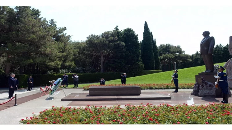 Şavkat Mirziyoyev Ulu Öndər Heydər Əliyevin məzarını ziyarət edib - FOTO