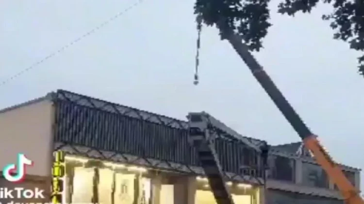 Vedrədə üzərlik yandırıb kranla obyektin başına fırladı - VİDEO