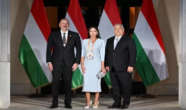 İlham Əliyev və Mehriban Əliyeva Budapeştdə Macarıstanın Milli bayramı münasibətilə verilən ziyafətdə iştirak ediblər - VİDEO