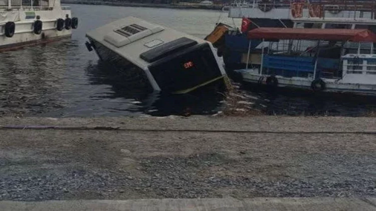 İstanbulda sərnişin avtobusu dənizə düşdü - VİDEO - FOTO