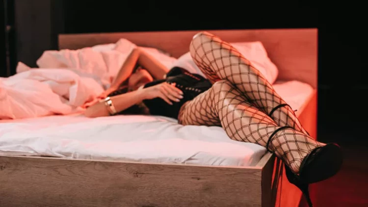 BUNU DA EŞİTDİK: Arvad ərinin sifarişinə gəlməyən fahişəni polisə verdi - ŞOK OLAY