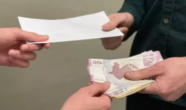 Vəzifəli şəxslər vətəndaşdan rüşvət alarkən tutuldular