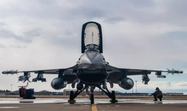 Tayvanda “F-16” pilotu səhvən mühafizə gəmisinin yaxınlığına 900 kq-lıq bomba atıb