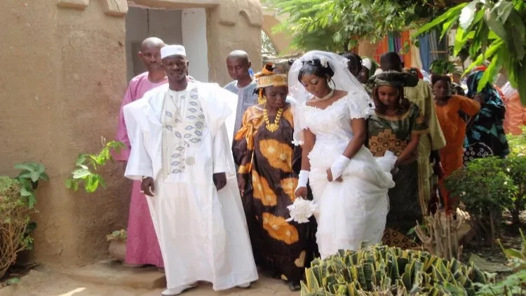 Dünyanın ən qəribə evlilik ADƏTLƏRİ...