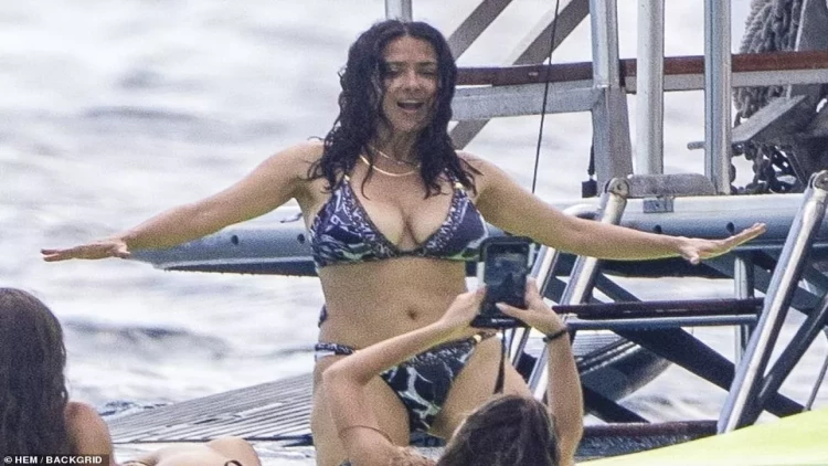 56 yaşlı aktrisa çimərlikdə böyük sinəsini nümayiş etdirdi - FOTO