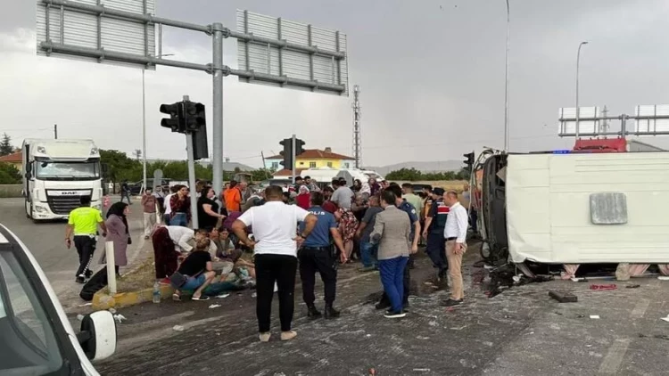 Sərnişin avtobusu yük maşını ilə toqquşdu - AĞIR YOL QƏZASI