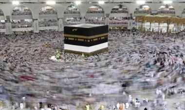 Məkkədə saat qülləsini ildırım vurdu - VİDEO