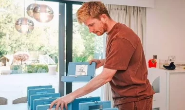De Bruyne komanda yoldaşlarına bahalı smartfon hədiyyə etdi - FOTO