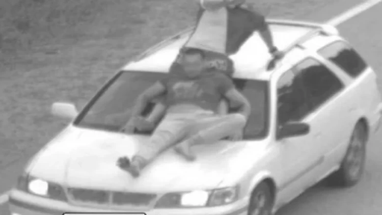 Hərəkətdə olan avtomobilin üzərində oyun çıxartdılar - FOTO