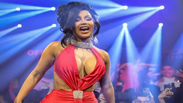 Reperin dinləyicinin başına çıprdığı mikrofon ŞOK qiymətə satıldı