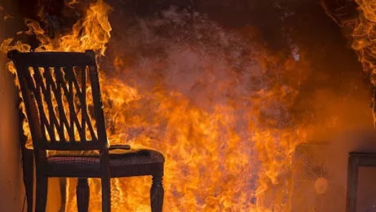 Bakıda 2 mərtəbəli ev yandı