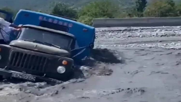 Azərbaycanda sərnişin dolu yük maşınını sel aparırmış -  ANBAAN VİDEO