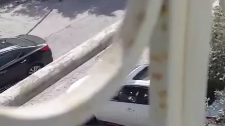 Diləndiyi iddia edilən uşaqların valideynləri sığınacağa HÜCUM ETDİLƏR - VİDEO