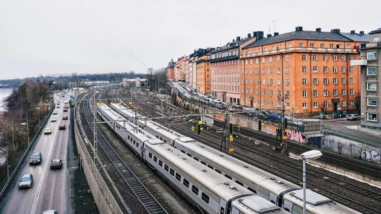 İsveçdə qatar relsdən çıxıb, xəsarət alanlar var