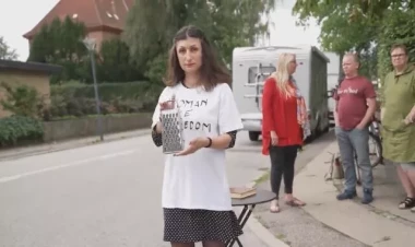 Qurana qarşı növbəti hörmətsizlik -  Sürtkəcdən keçirtdi – VİDEO - FOTO