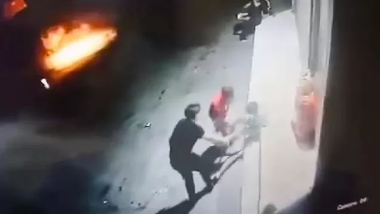 Bakıda DƏHŞƏT: iki şəxs küçədə uşağı döyüb videoya çəkdi - VİDEO