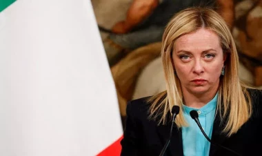 İtaliyanın Baş naziri ona “faşist” deyən müğənnini məhkəməyə verdi