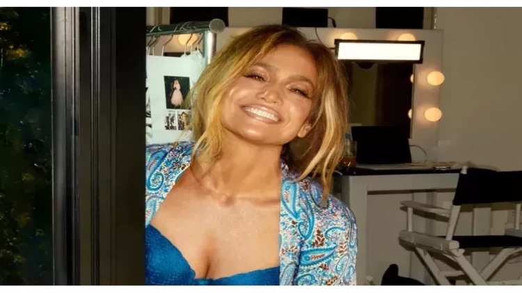 54 yaşlı Cennifer alt paltarında FOTOlarını yayımladı