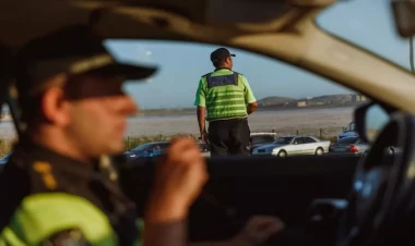 Yol polisi sərxoş qadının maşınını belə saxladı - VİDEO