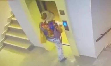 Kuryer qadın liftdə qalıb öldü - VİDEO - FOTO