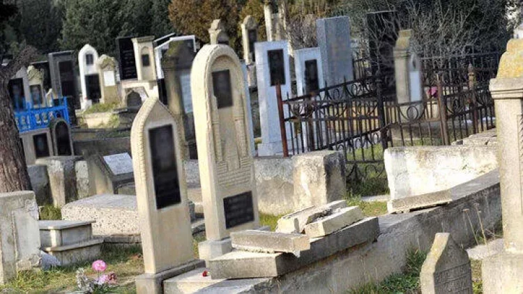 Gənc oğlanla qız qəbiristanlıqda yaxalandı... - TƏFƏRRÜAT