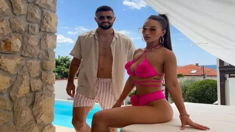 “Neftçi”nin oyunçusu tribunaya qalxdı, cazibədar xanımı ilə dodaq-dodağa... VİDEO - FOTO