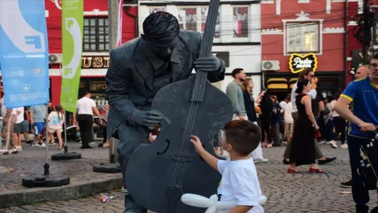 Festivalda canlı heykəllər hər kəsi heyrətləndirdi - FOTO