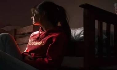 Ana azyaşlı uşaqları evdə tək qoyub getdi - VİDEO