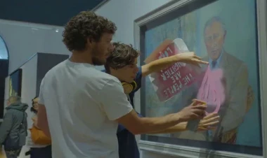 Ekofəallar Kral III Çarlzın portretini biabırçı vəziyyətə saldılar - FOTO