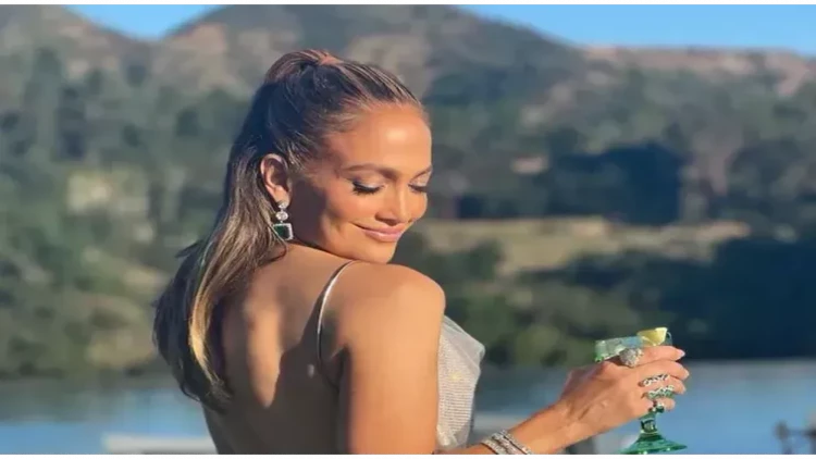 Ad günündə masada rəqs etdi - FOTO