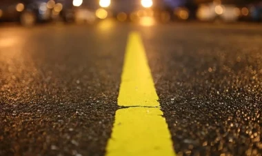 Bakıda avtomobil motosikletçini vuraraq ağır xəsarət yetirib