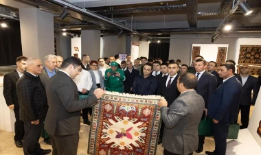 “Qarabağ İlmələrdə” sosial layihəsi çərçivəsində toxunan  “Çələbi”  xalçası Şuşa Xalça muzeyinə təhvil verildi - FOTO