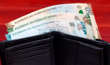 Baş nazir bu şəxslərin maaşları ilə bağlı qərar imzaladı