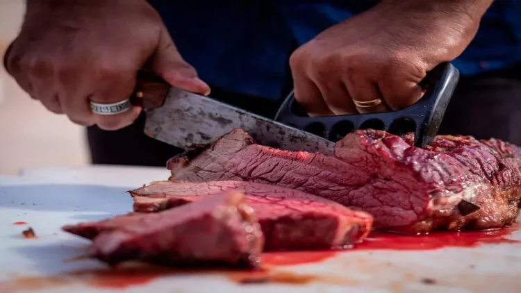 Bakıda qəssab borca görə müştərini ət yerindən asdı