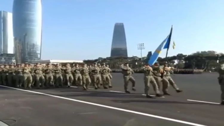 Hərbi paradda ilk dəfə yeni qoşun növü olan insansız sistem qoşunlarının parad heyəti keçib - VİDEO