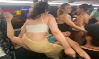 Avtobusda biabırçılıq - Açıq-saçıq geyimli qızlar... - FOTO