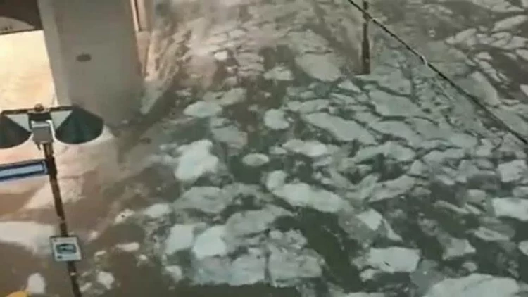 İtaliyada anomal hava: Küçələrdə buzlu çaylar əmələ gəldi