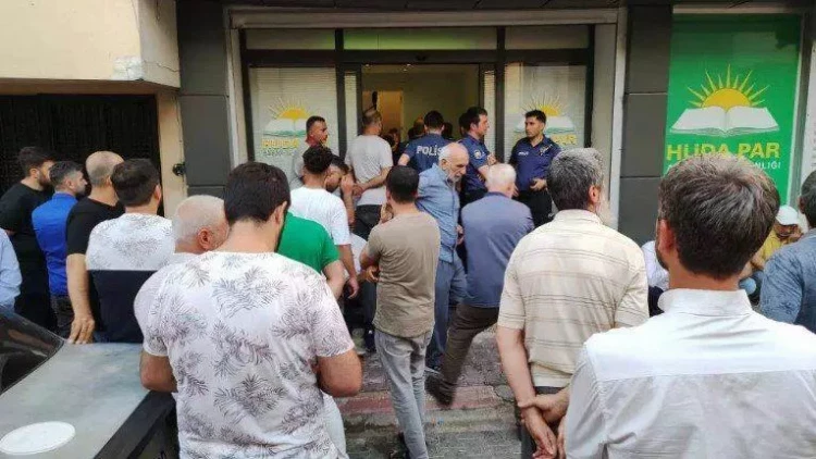 Türkiyədə partiya qərargahına hücum oldu, ölən və yarananlar var