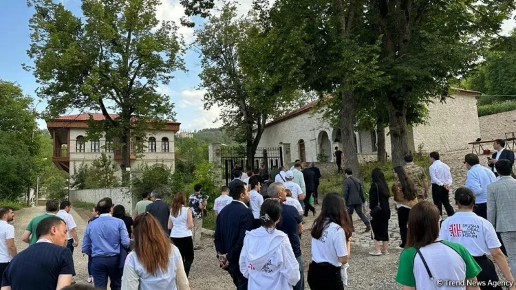 “4-cü Sənaye İnqilabı dövründə Yeni Media” Qlobal Forumunun iştirakçıları Şuşann tarixi məkanları ilə tanış olublar - FOTO