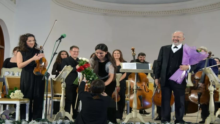 Bakıda doğulan musiqi: Dmitri Sitkovetski atasının xatirəsinə həsr olunmuş konsert proqramı ilə çıxış etdi