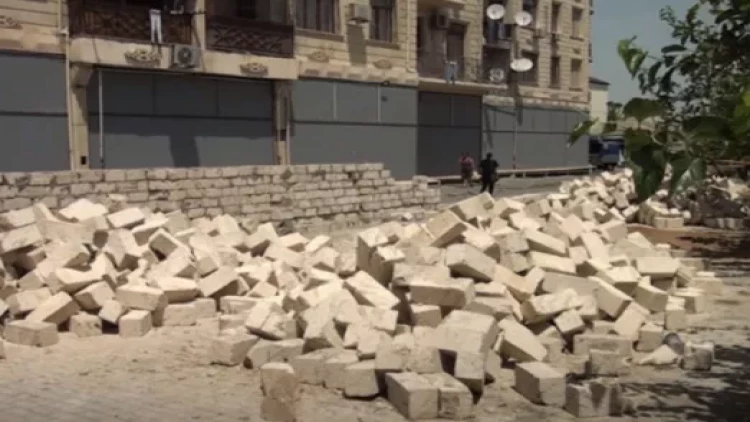 Xırdalanda makler yaşayış binasının qarşısında obyektlər tikərək 